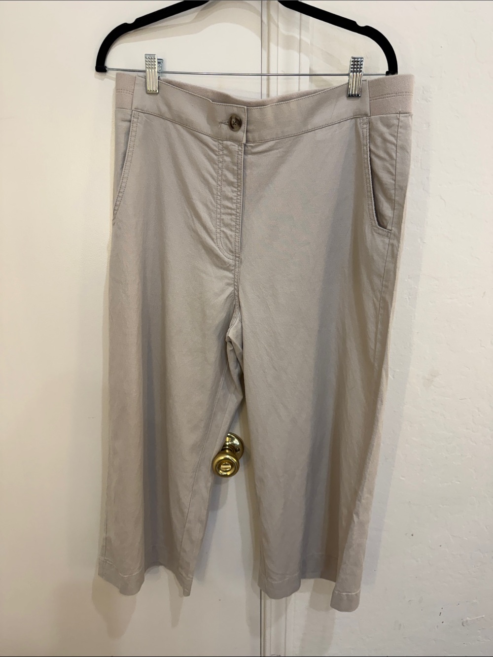 NWT! Chico's Neutral Beige Lightweight Crop Pants